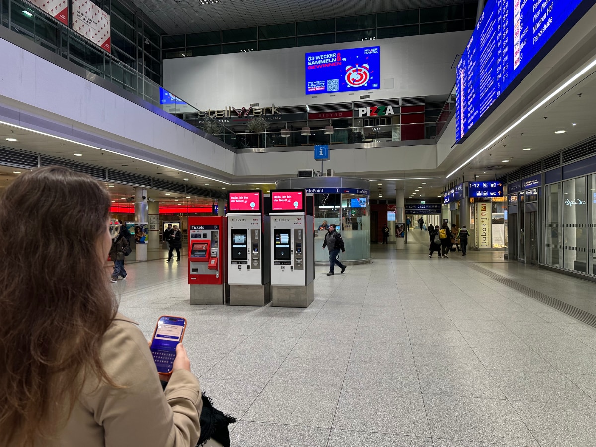 Ö3 Wecker Challenge an einem Bahnhof in Österreich