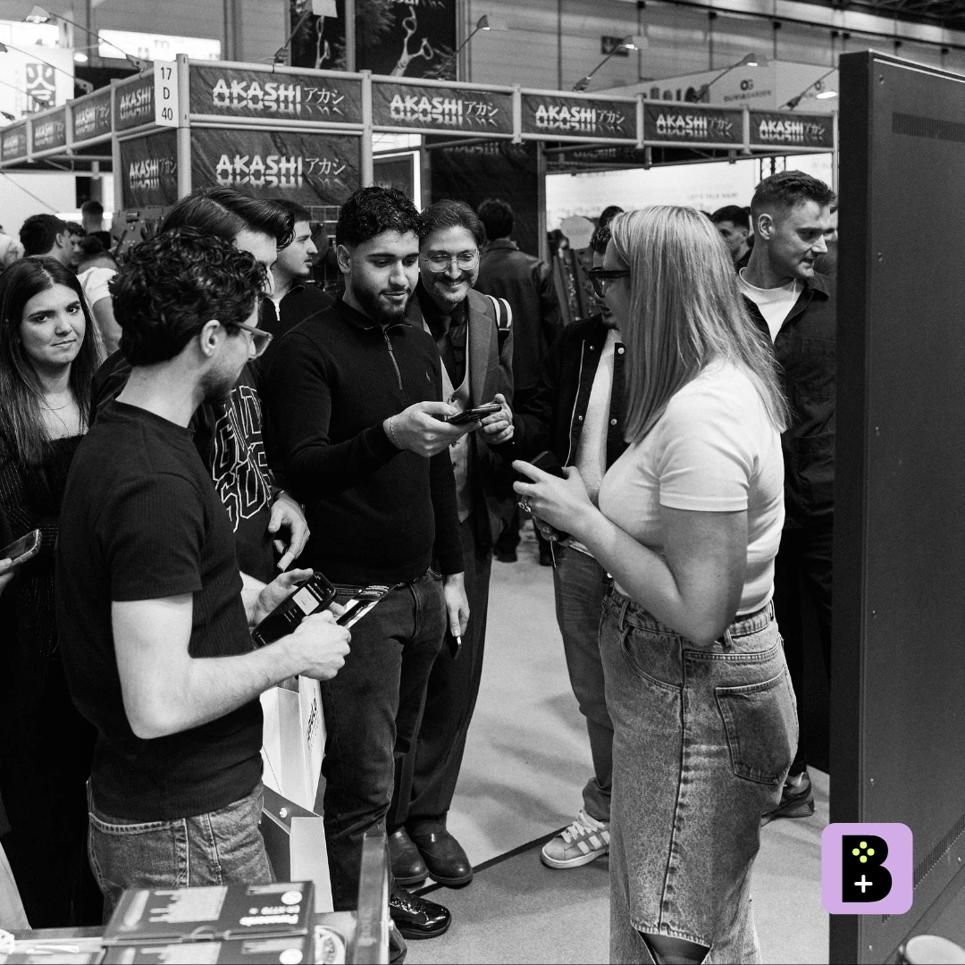 Besucher:innen am interaktiven Glücksrad am FRIPAC-MEDIS Stand